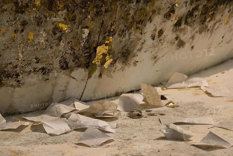 Gold leaf remains on the reclining Buddha of Wat Khun Inthapramun near Ang Thong, Thailand, Siam, Asia, Southeast Asia, gold leaf