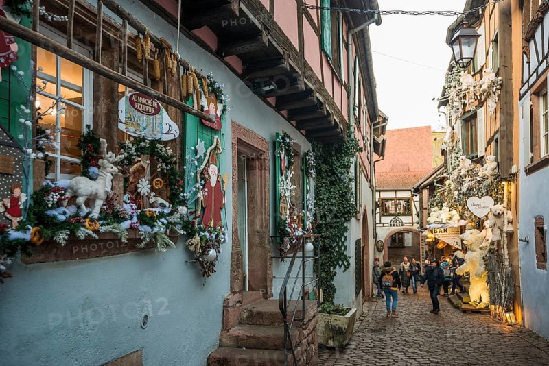 Christmassy decorated half-timbered houses, Christmas market, Riquewihr, Grand Est, Haut-Rhin, Alsace, France