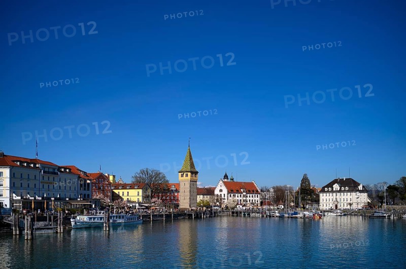 Lake Constance ferry, passenger ship Friedrichshafen of the BSB, Lake Constance-Schifffahrt, Lake Constance Schiffsbetriebe GmbH, Bayerischer Hof, Mangturm, tax office, port, old town, Lindau, Bavaria, Lake Constance, Germany