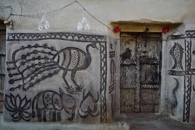 Khovar art (Hazaribagh district, Jharkhand, India), The Sohraï and Khovar art are art forms practised by the rural low caste and tribal women in the Hazaribagh district. Every october-november, they paint their house mud walls to welcome the harvest and celebrate the cattle. These paintings depict animals and plants in a simple way