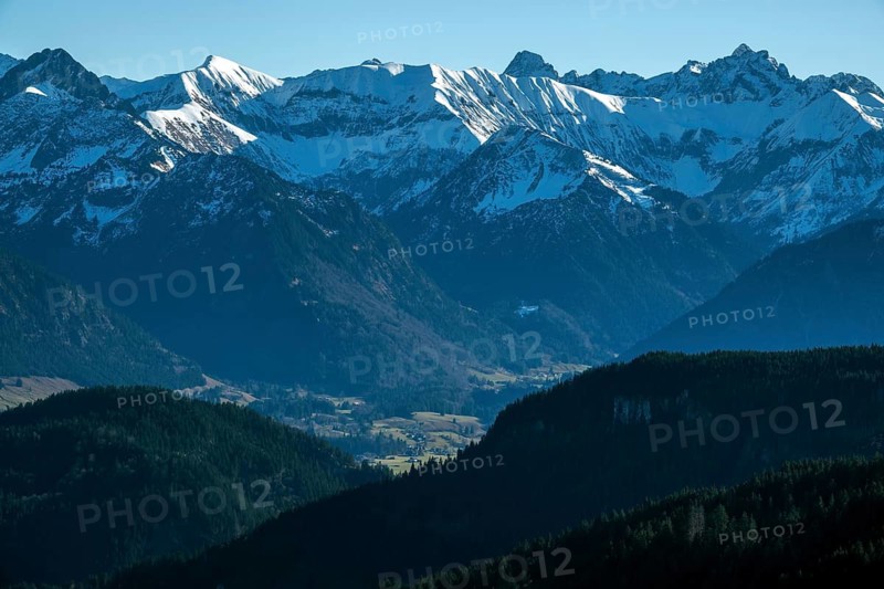 View from the high-altitude hiking trail from Bolsterlanger Horn to Riedberger Horn, snow-capped mountains of the Allgäu Alps, Bolsterlang, Oberstdorf, Oberallgäu, Allgäu, Bavaria, Germany