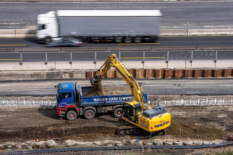 Construction work, on the large construction site at the Duisburg-Kaiserberg motorway junction, complete conversion and construction of the A40 and A3 intersections, all bridges, ramps, roadways are renewed and partly extended, construction period of 8 years, railway bridges running there will also be renewed, North Rhine-Westphalia, Germany