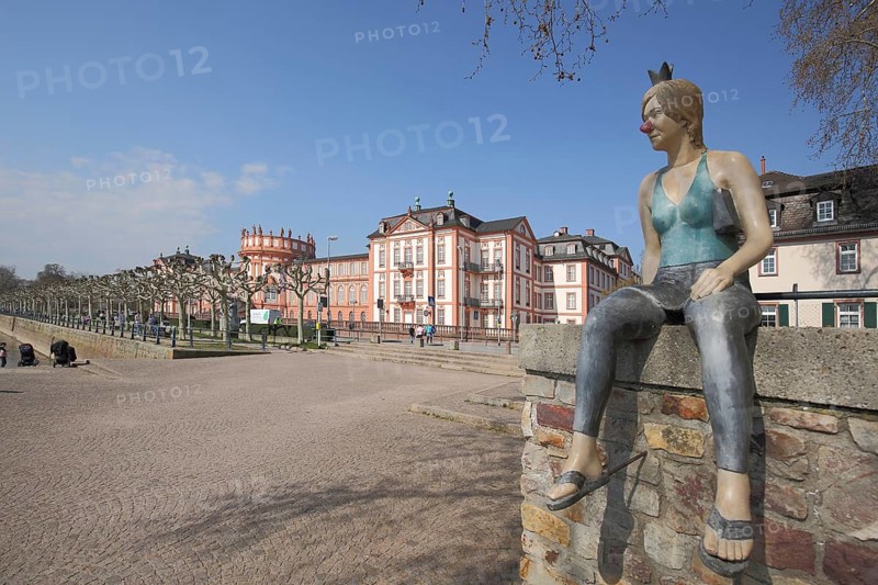 Frog Queen sculpture by Birgid Helmy 2004 on the banks of the Rhine, colorful stone sculpture, modern art, Rhine promenade, female figure, nose, crown, princess, queen, sitting, wall, handbag, Biebrich Castle, Biebrich, Wiesbaden, Taunus, Hesse, Germany