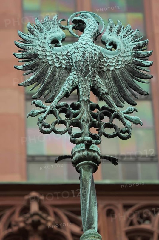 City coat of arms of Frankfurt, bronze sculpture, German federal eagle, heraldic animal, Rathausplatz, Römerberg, Frankfurt am Main, Hesse, Germany