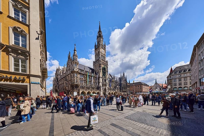 New town hall, neo-Gothic style, architect Georg von Hauberrisser, town hall tower, square, general architecture, residential and commercial buildings, pedestrian zone, pedestrians as secondary motif, blue sky, cumulus clouds, intersection between Marienplatz, Weinstraße, Rosenstraße and Kaufingerstraße, Munich, state capital, district-free city, Bavaria, Germany