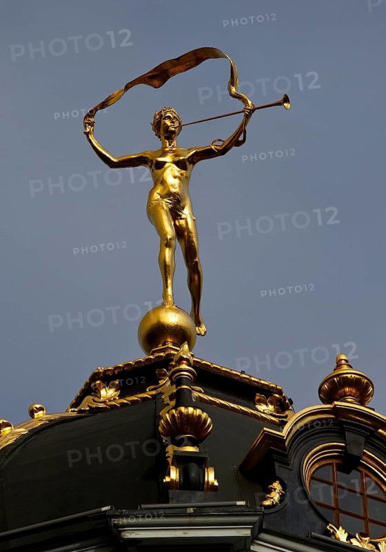 Dome with gilded bronze statue Renommée by P. Du Bois, Guildhall Au Roi d'Espagne, Grand-Place, Grote Markt, Brussels, Belgium
