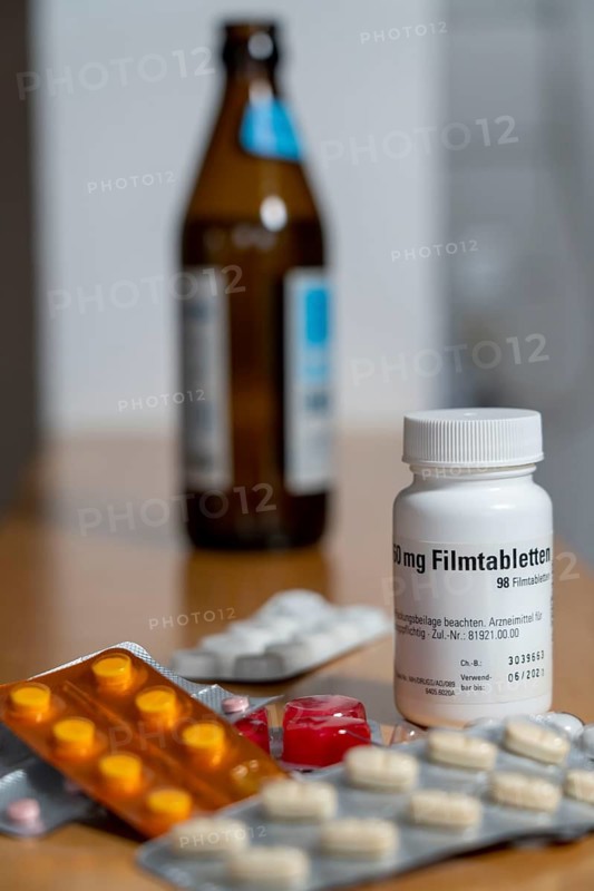 Symbolic image, taking medication and alcohol, should not be done, alcohol and medicine are not compatible
