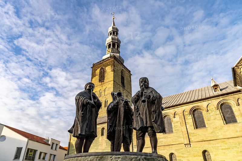 Musicians from the Aldegrever fountain in front of St. Peter's Church in Soest, North Rhine-Westphalia, Germany