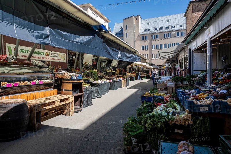 The city market in the old town of Augsburg with the vegetable garden offering regional products, Swabia, Bavaria, Germany
