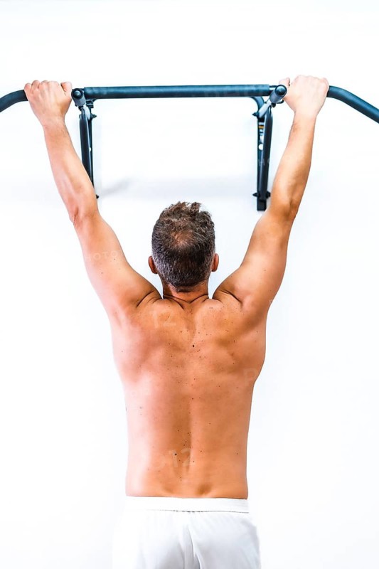 Muscles of the patient doing a dominated without a shirt. Reopening with security measures of physiotherapists in the Covid-19 pandemic. Osteopathy, therapeutic chiromassage
