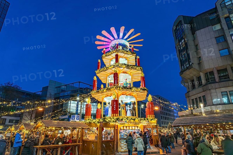 Christmas pyramid at Dortmund's Christmas market at dusk, Dortmund, North Rhine-Westphalia, Germany
