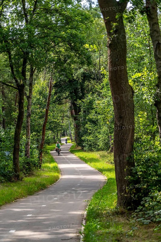 Long-distance cycle path F28, so-called Doorfietsroute, through cycle path, in the province of Utrecht, connects the city of Utrecht, as well as 4 municipalities and the city of Amersfoort, part of a cycle path network, 21 km long, mostly illuminated, mostly without crossings, pure cycle path, marked with red asphalt in town crossings, bicycles have priority over cars, completed in June 2025, Netherlands