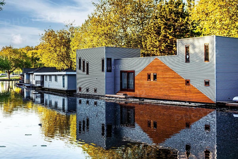 Floating houses, walking along the Rotte, route from the modern city center to the green suburbs such as Hillegersberg or the Hoge Bergse Bos. historic waterway leads past riverside trails, parks and the Prinsenmühle, Rotterdam, Niederla