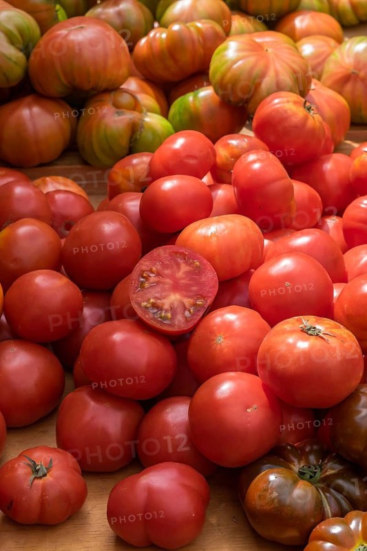Market stall with different varieties of tomatoes, weekly market market, Majorca, Balearic Islands, Germany