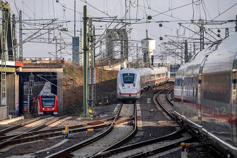Trains on the line, platform tracks in front of Cologne-Messe/Deutz station, ICE long-distance train, regional trains, North Rhine-Westphalia, Germany
