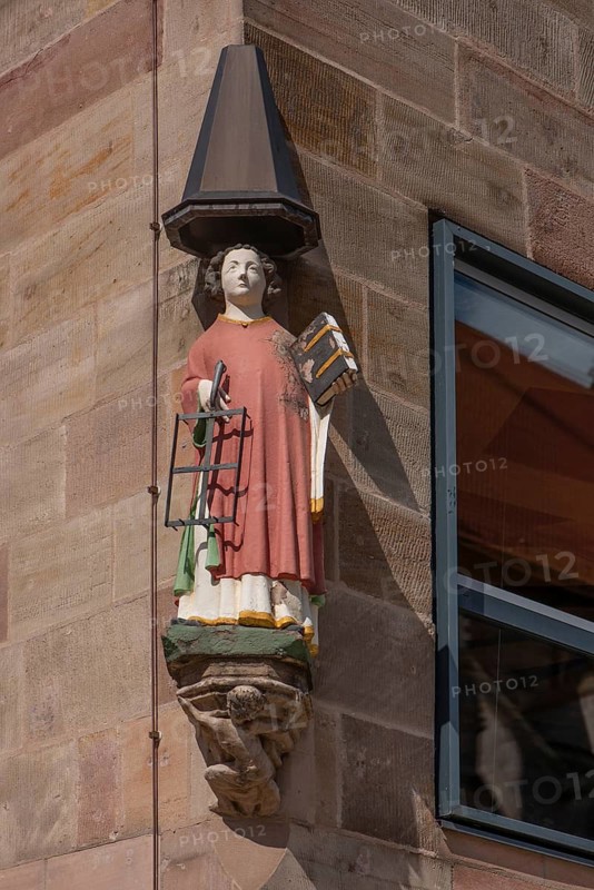 Figure of the martyr Sebaldus on a residential and commercial building, Königstr., Nuremberg, Middle Franconia, Bavaria, Germany