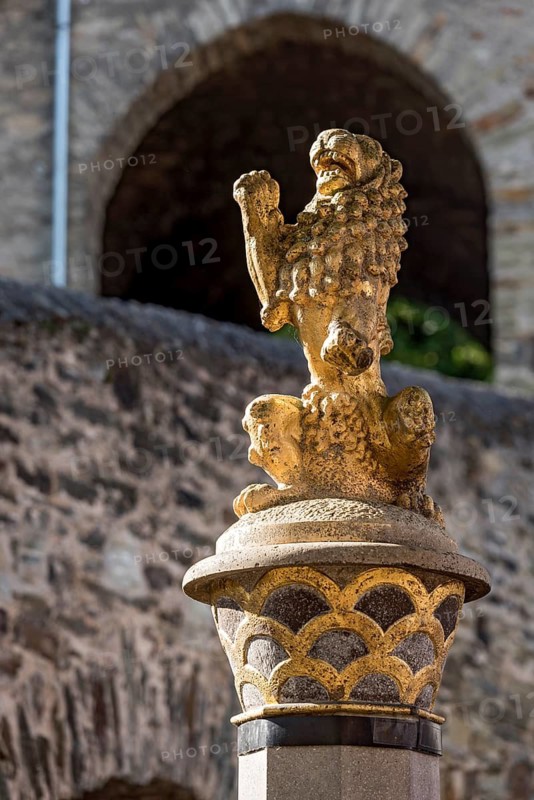 Fountain figure, golden lion, lion fountain by sculptor Carl Wilhelm, Willy Bierbrauer, King Adolf Square historic old town, Idstein, Rheingau Taunus district, German Half-timbered Road, Hesse, Germany