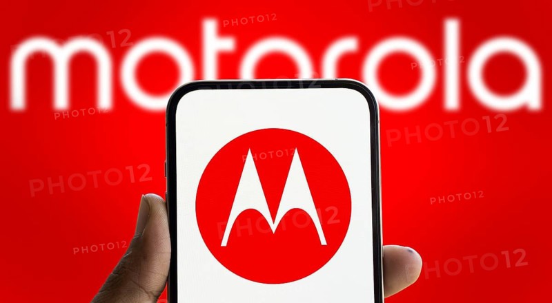 Motorola logo is displayed on smartphone.