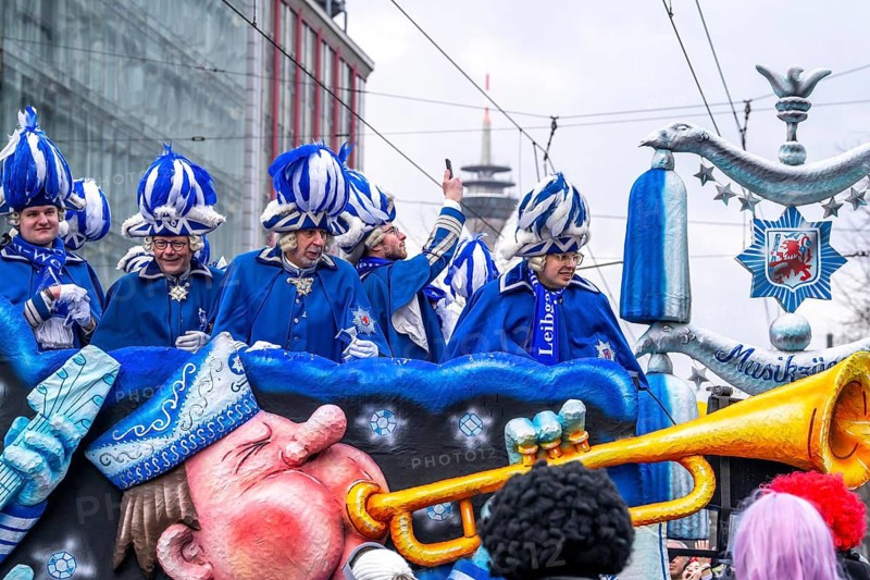 Rose Monday procession in Düsseldorf, theme floats and foot groups of the carnival societies and other participants at the street carnival, in some cases heavy rain, North Rhine-Westphalia, Germany