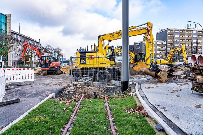 Large construction site in the city center of Essen, the large intersection of Hollesstraße and Steeler Straße is being completely rebuilt, renovated, supply lines, sewage, gas, water and the construction of new tracks for the new Stadtbahn-Essen, a new tram line in the city center, new construction of stops, North Rhine-Westphalia, Germany