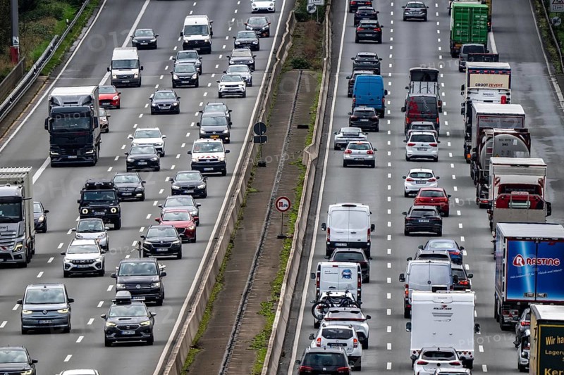 Traffic jam on the A3 motorway between the Hilden junction and the Mettmann junction, view to the south, traffic jam due to construction work, North Rhine-Westphalia, Germany