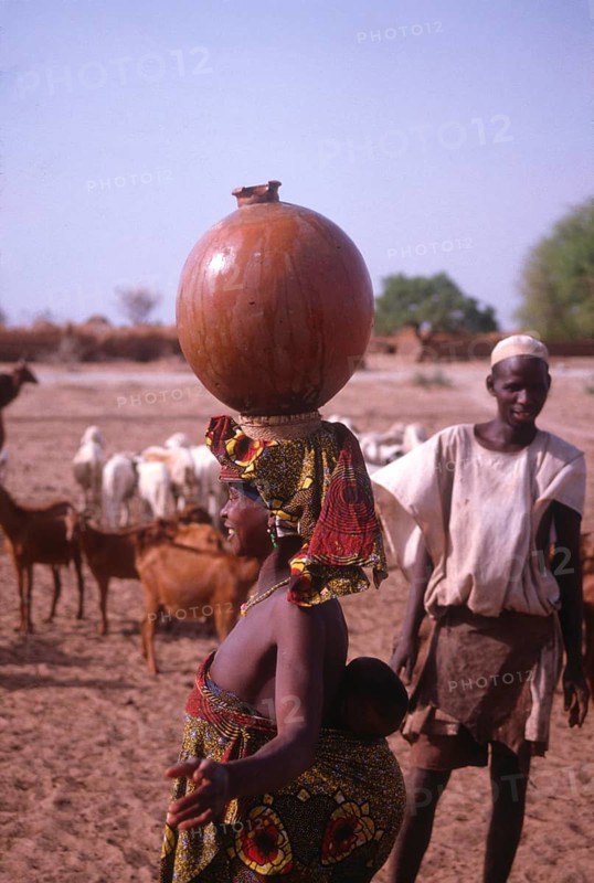 Life in the Sahel region of northern Nigeria, west Africa, early 1980s - woman carrying water