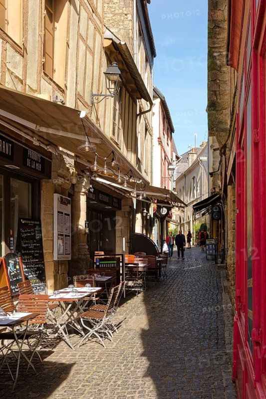 Restaurants and shops in the narrow, cobbled Rue des Halles in the old town of Vannes, Brittany. Vannes, Morbihan, France