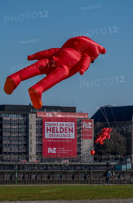 A construction company has hung a large poster on a building facade on the Rhine promenade, thanking the heroes of everyday life, Düsseldorf am Rhein, during the corona crisis, effects of the corona crisis in Germany