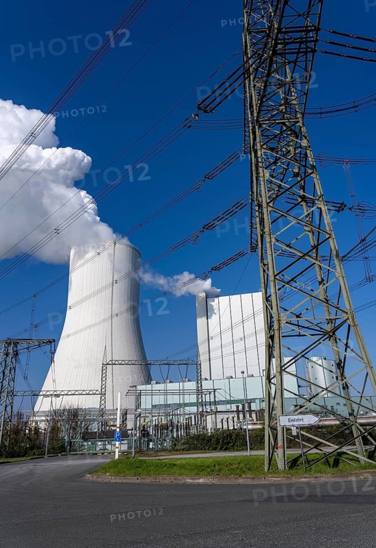 Cooling tower of the Duisburg-Walsum coal-fired power plant, combined heat and power plant operated by STEAG and EVN AG, 181 metres high, power plant unit 10, water vapour cloud, Duisburg, North Rhine-Westphalia, Germany