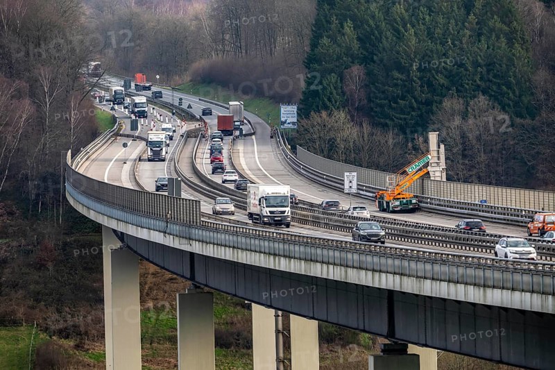 The Wiehl Valley Bridge, A4 motorway, the motorway bridge is considered extremely dilapidated, there is massive damage to the road plate and the main structure of the bridge, repair work below the bridge, traffic only rolls in one lane in each direction, trucks are still allowed to drive there with a maximum of 44 t and must keep a minimum distance of 50 meters, there is a risk of full closure, the bridge is 700 meters long, built in 1970, in Bergische Land, near Weiershagen, belongs to the city of Wiehl, North Rhine-Westphalia, Germany