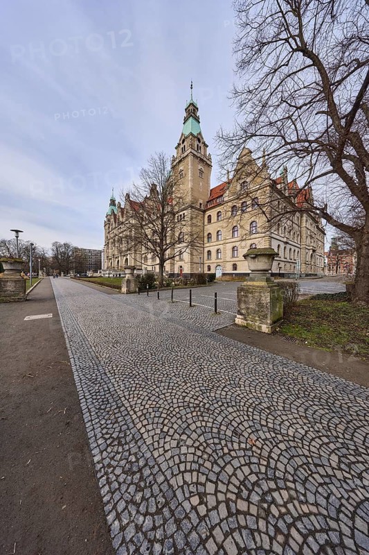 New Town Hall Hanover, architect Hermann Eggert, architectural style Neo-Renaissance, architectural epoch Wilhelminism, path, bare wintry trees, diffuse light, milky blue cloudy sky, Bristolweg, Hanover, state capital, Hanover region, Lower Saxony, Germany
