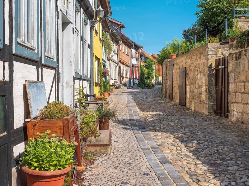 Narrow alley with half-timbered houses and cobblestones on Burgberg in the historic old town, UNESCO World Heritage Site, Quedlinburg, Saxony-Anhalt, Germany