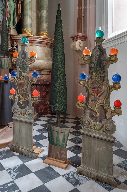 On contour-cut and painted boards with religious motifs in front of the altar during Lent, preparation for the Holy Sepulchre, Church of St Peter and Pau, Telfs, Bezrk, Innsbruck, Austria