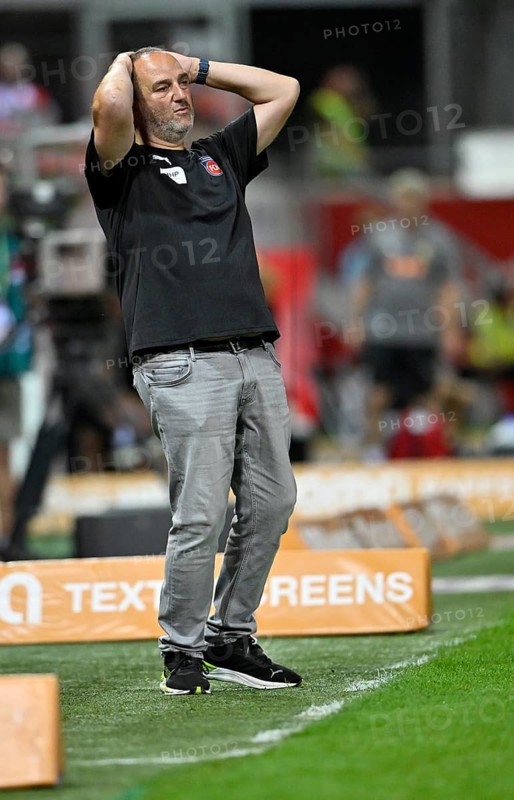 Coach Frank Schmidt 1. FC Heidenheim 1846 FCH Disappointment, disappointed, t after missed goal chance, gesture, gesture, Voith-Arena, Heidenheim, Baden-Württemberg, Germany