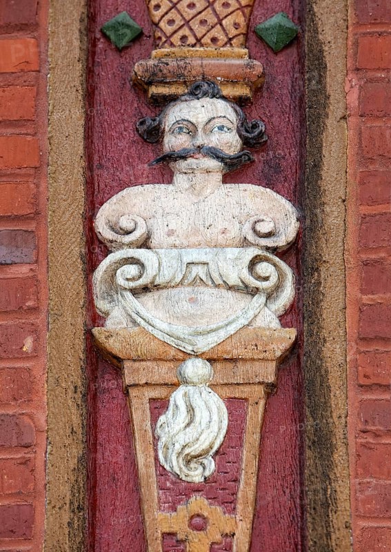 Carved figures, Old Latin School decorated with wood carvings, 17th century, Alfeld, Leine, Lower Saxony, Germany, Europe, geschnitzte Holzfiguren an der Fassade, Alte Lateinschule, 16. Jahrhundert, Alfeld an der Leine, Niedersachsen, Deutschland, Europa