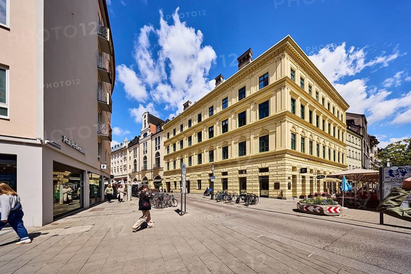 Wirtshaus Altes Hackerbräuhaus, Altes Hackerhaus, historic commercial building, building, residential building and commercial building, pedestrian zone, bicycles, pedestrians as a secondary theme, blue sky, cumulus clouds, intersection of Sendlinger Straße, Hackenstraße with Hermann-Sack-Straße, Munich, state capital, district-free city, Bavaria, Germany