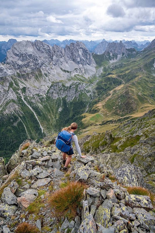 Hiker on the Carnic High Trail, ascent to the Raudenspitze, Carnic Main Ridge, Carnic Alps, Carinthia, Austria