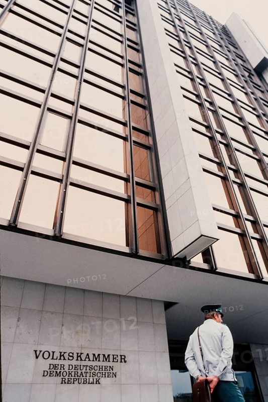 Historical photo of a security guard in front of the People's Chamber of the GDR, Berlin 1990