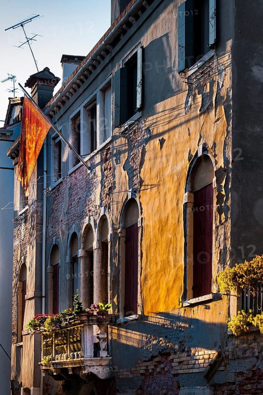House facades of the old town in the afternoon sun, sunlight, light mood, house, old building, city trip, holiday, travel, tourism, lagoon city, historical, history, dilapidated, dilapidated charm, building history, architecture, historic, building, sightseeing, facade, world cultural heritage, UNESCO, culture, honeymoon, Middle Ages, environment, cruise, carnival, Catholic, Venice, Italy