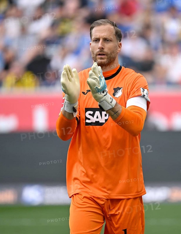 Goalkeeper Oliver Baumann TSG 1899 Hoffenheim (01) claps his hands in encouragement, applause Bundesliga football, PreZero Arena, Sinsheim, Baden-Württemberg, Germany