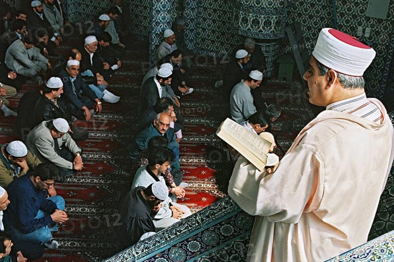 Datteln, DEU, 12.05.1995 - Muslims have gathered for Friday prayers at a mosque in Datteln, Datteln, North Rhine-Westphalia, Germany