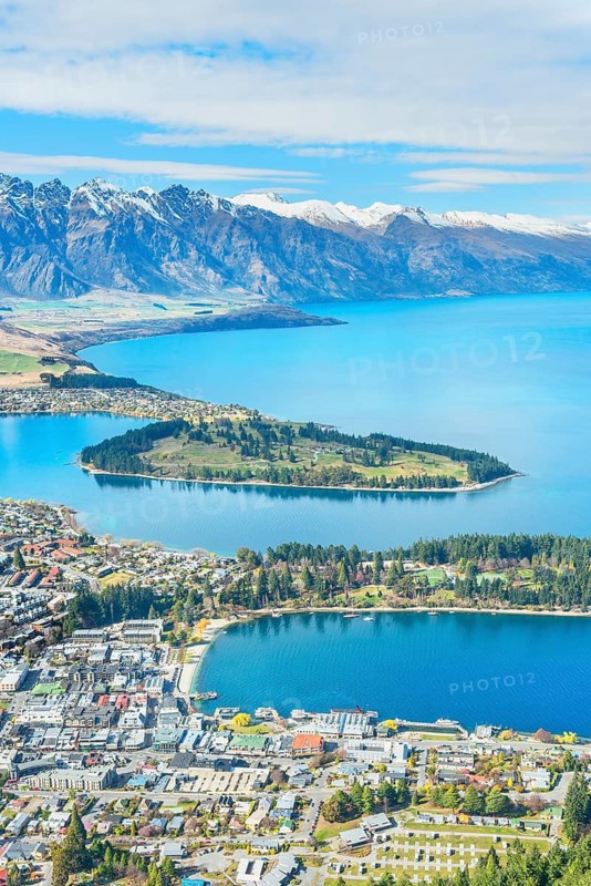Queenstown and lake Wakatipu, high angle view, Queenstown, South Island, New Zealand