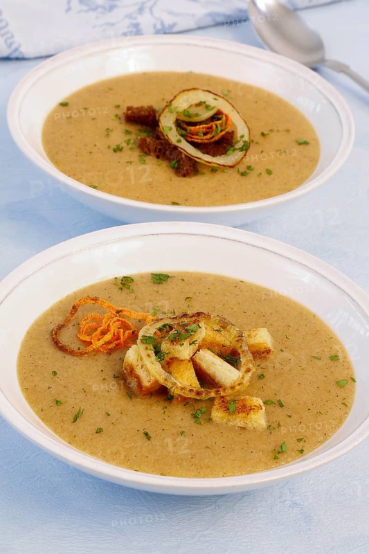 Swabian cuisine, roasted semolina soup, vegetable crisps, croutons, soup plate, grandmother's kitchen, regional, home cooking, typical Swabian, traditional cuisine, simple cuisine, food photography, studio, Germany