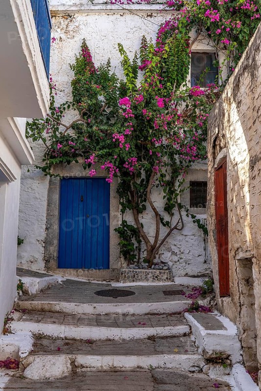 The village of Kritsa, with just under 1300 inhabitants, a mountain village with narrow streets in the east of the island of Crete