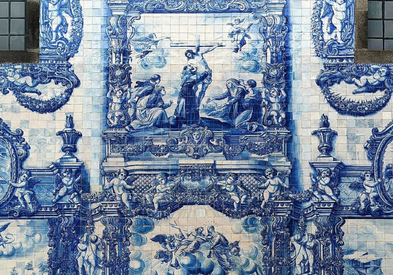 Capela das Almas de Santa Catarina, exterior façade decorated with 15947 azulejo tiles depicting scenes from the life of Saint Francis of Assisi and Saint Catherine, old town, Porto, Portugal