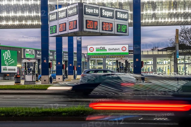 Gas station, high fuel prices due to the war in the Middle East, display board, Mr. Wash gas station in Essen, North Rhine-Westphalia, Germany