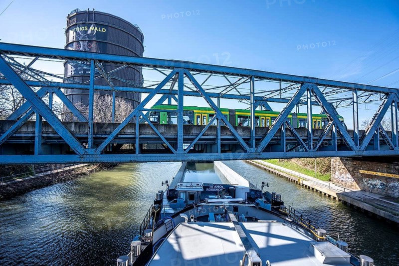 Cargo ship, Te Amo II barge on the Rhine-Herne Canal near Oberhausen, heading west, unladen, Gasometer Oberhausen, public transport bridge for buses and trams, North Rhine-Westphalia, Germany