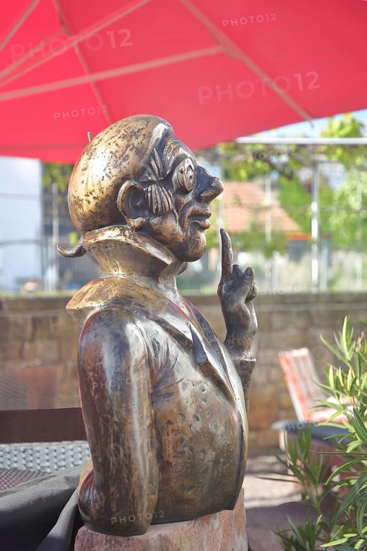Sculpture Lehrer Lämpel by Gernot Rumpf 1988, Max and Moritz by Wilhelm bush, index finger, gesture, arm, high, bronze sculpture, children's stories, literature, comedy, humour, inn, Max und Moritz-Platz, Palatinate, Bornheim, Southern Wine Route, Rhineland-Palatinate, Germany