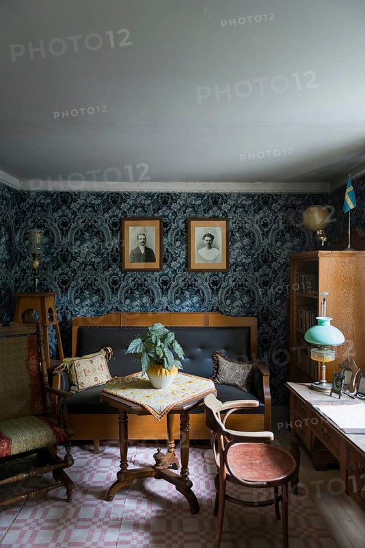 Historic Swedish living room, living, lifestyle, history, house, historic, table, living, old, living space, tradition, traditional, cottage, farmhouse, fern house, wallpaper, country life, furnishing, Sweden, Scandinavia