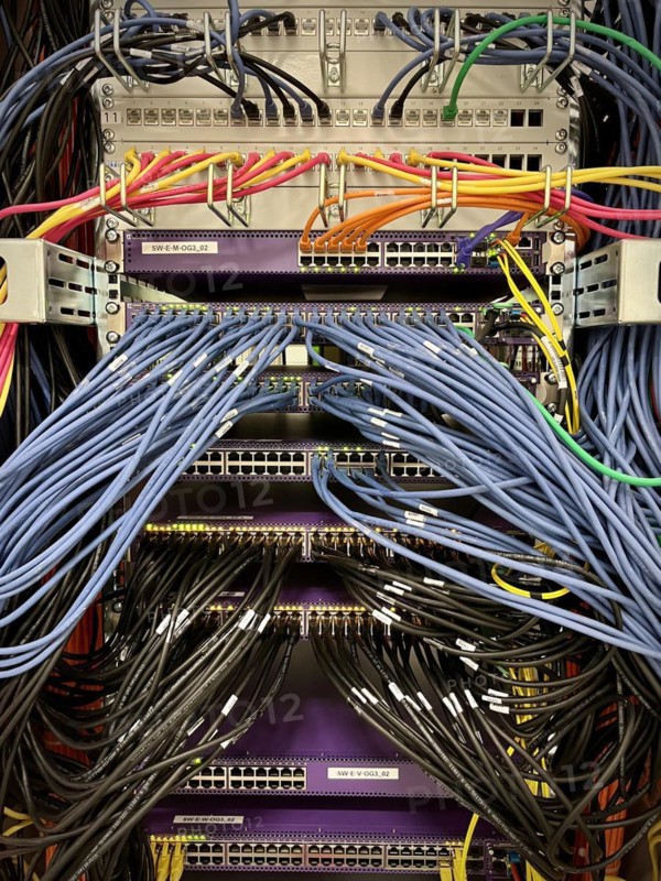 Server with cables, 19.10.2023